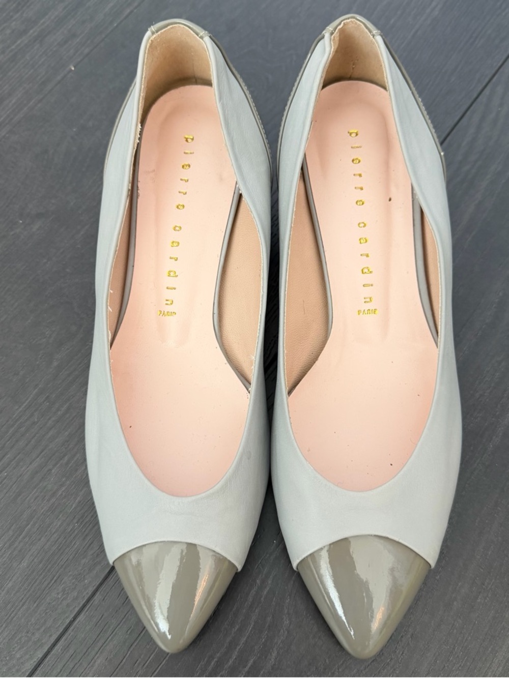 Pierre Cardin - Women's Two-Tone Pointed Toe Flats in Light Gray